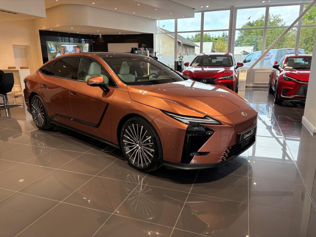 Lexus ES  Omotenashi + 21"+ Ottoman