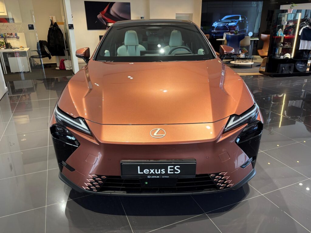 Lexus ES  Omotenashi + 21"+ Ottoman