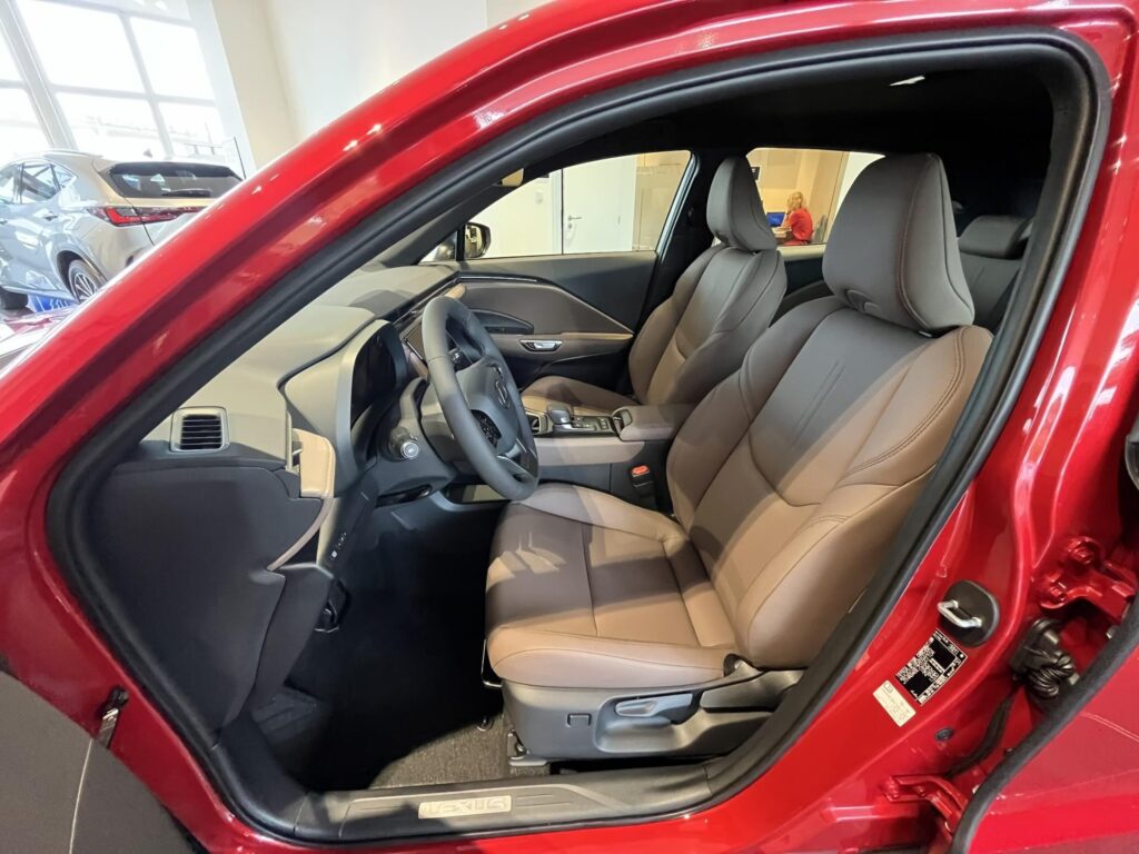 Lexus LBX  Elegent Tech