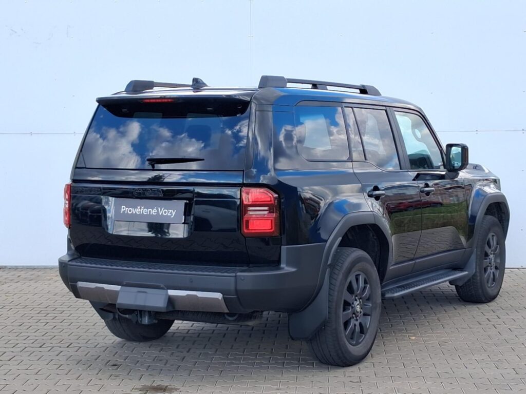 Toyota Land Cruiser  2.8 D-4D 6AT Invincible