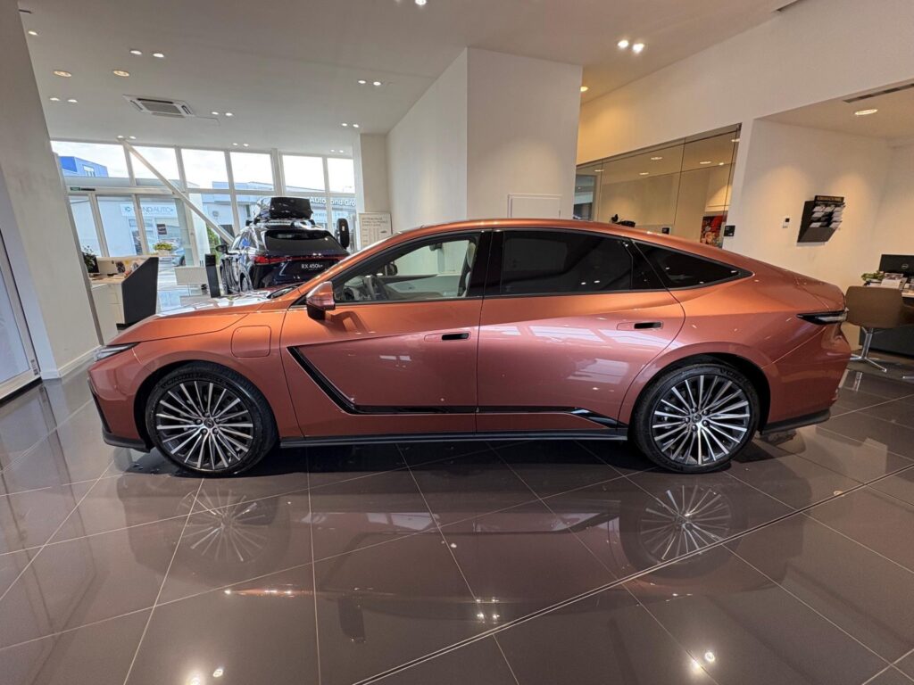 Lexus ES  Omotenashi + 21"+ Ottoman