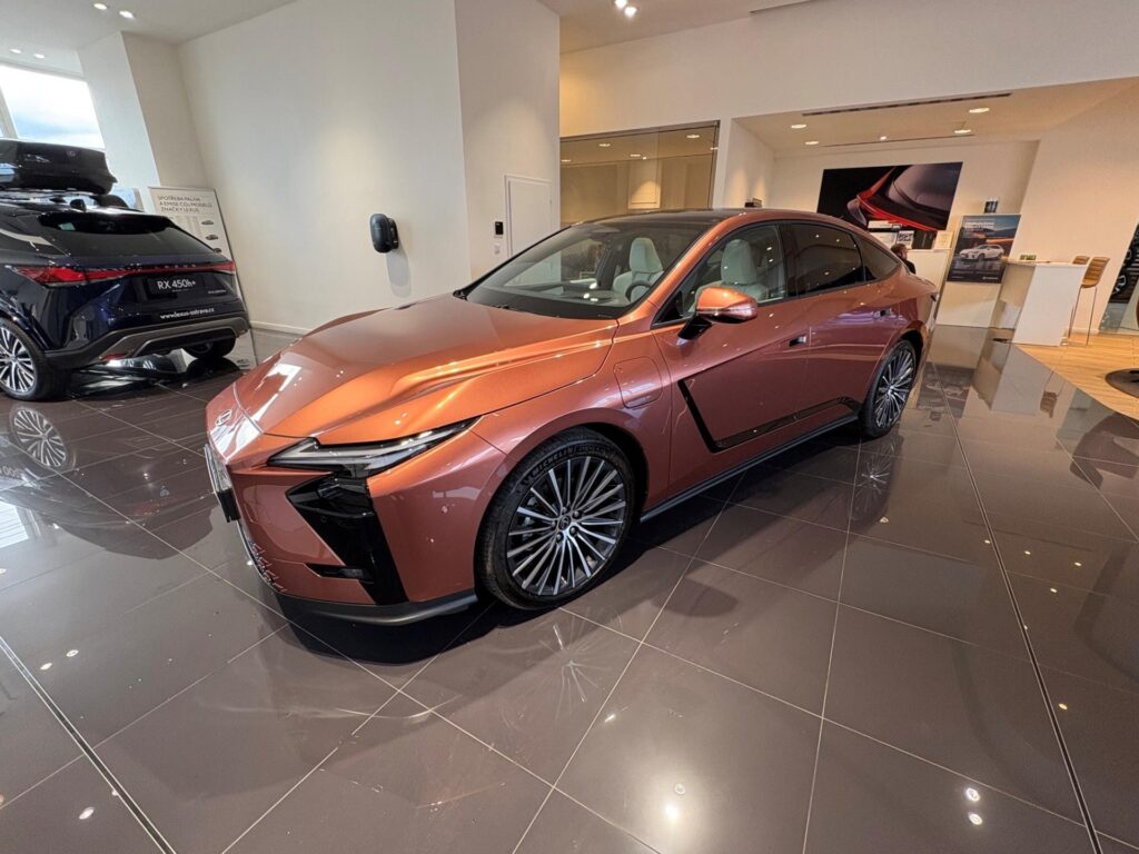 Lexus ES  Omotenashi + 21"+ Ottoman